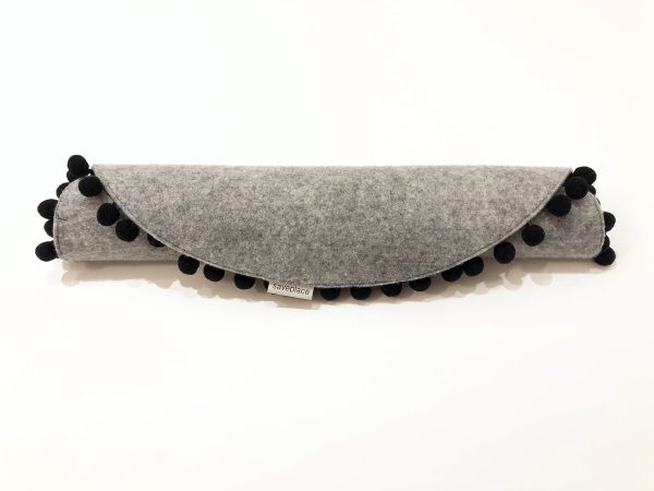 Saveplace Flexible Woolen Round Pet Mat Bed – GREY WITH BLACK POM POM diameter 50 cm